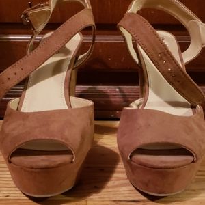 Mossimo tan suede platform heels